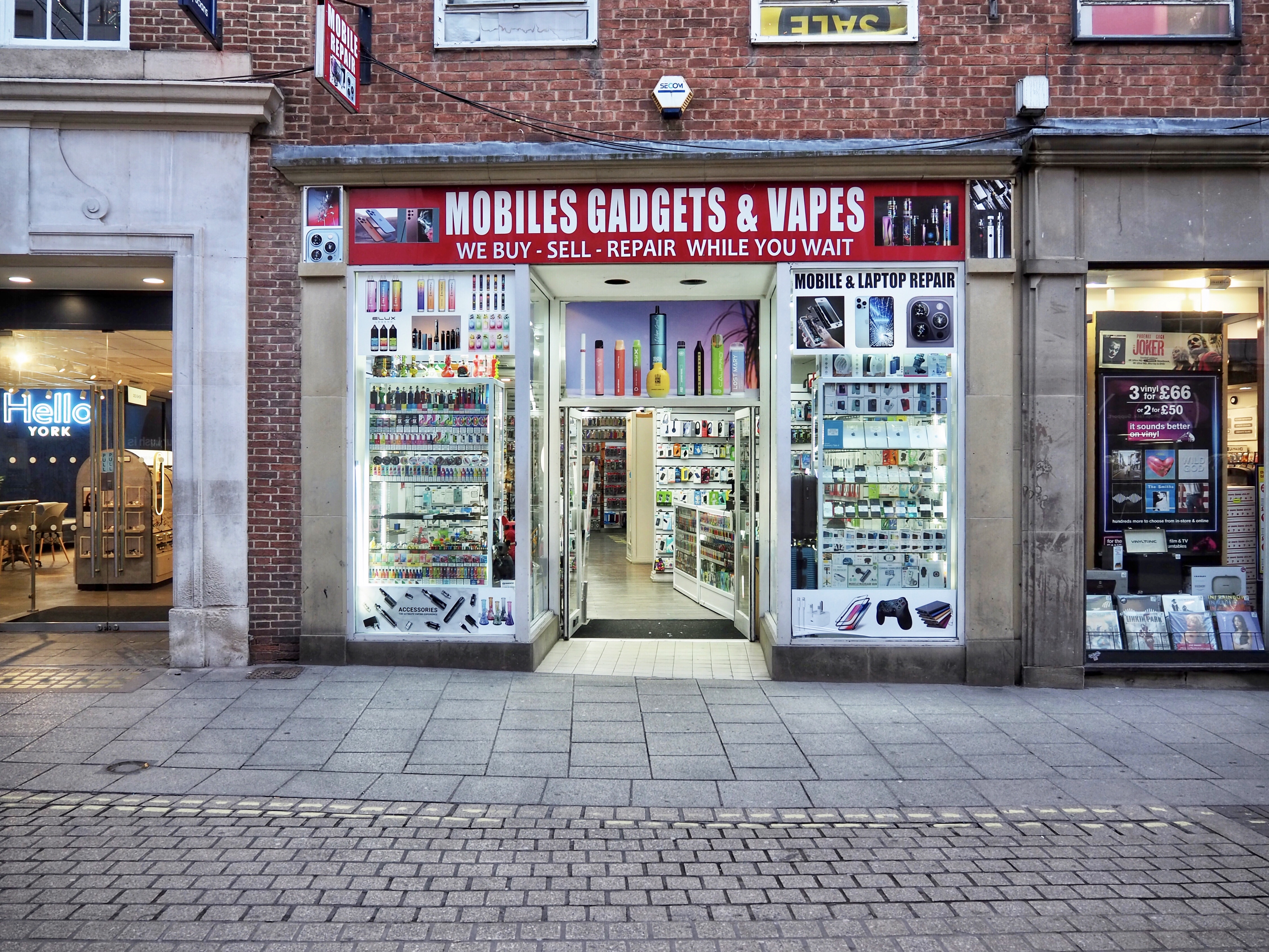 Mobiles Gadgets & Vapes, 10 Coney Street, York YO1 9NA لـ إعادة تشكيل موازين أنظمة التشغيل المحمولة: قراءة بنيوية في تنافسية أندرويد وآي أو إس وصعود هارموني أو إس عالمياً