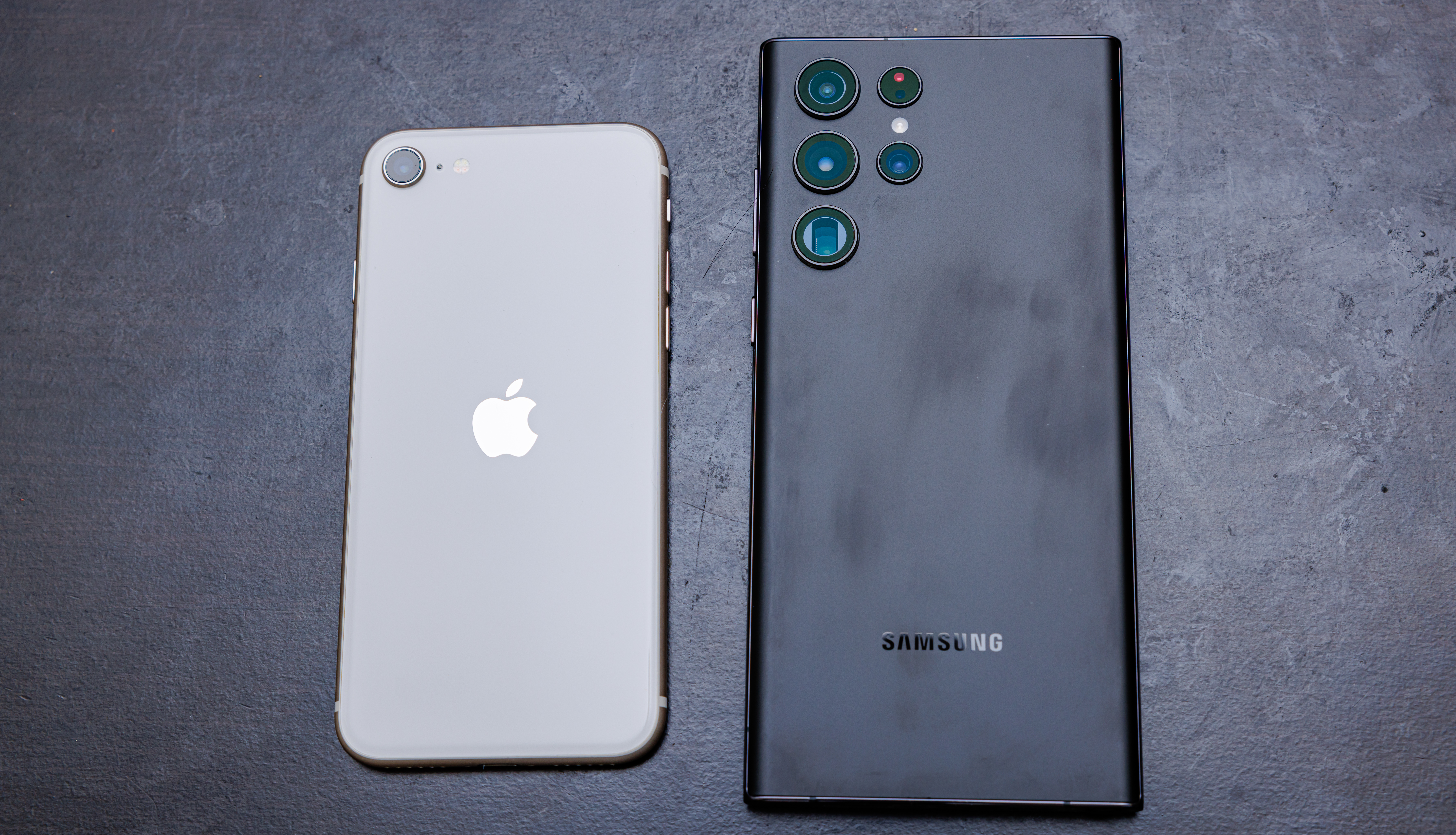iPhone SE3 & SAMSUNG Galaxy S22 Ultra لـ تفكيك البنية التقنية لهاتف آيفون ألترا: حدود الحوسبة المتنقلة وتسريع الذكاء الاصطناعي على الحافة