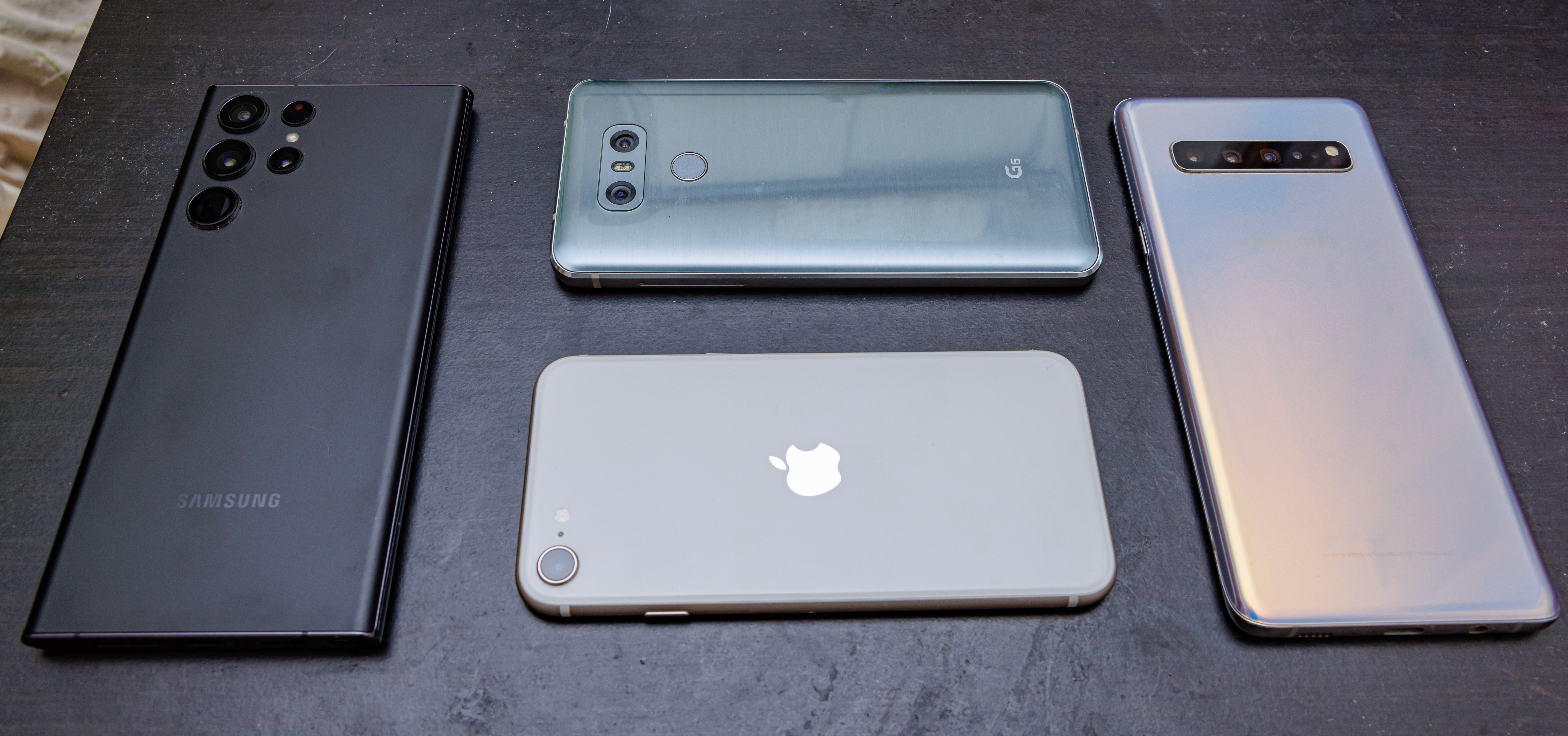 SAMSUNG Galaxy S22 Ultra, LG G6, iPhone SE3, SAMSUNG Galaxy S10 5G لـ تفكيك البنية التقنية لهاتف آيفون ألترا: حدود الحوسبة المتنقلة وتسريع الذكاء الاصطناعي على الحافة