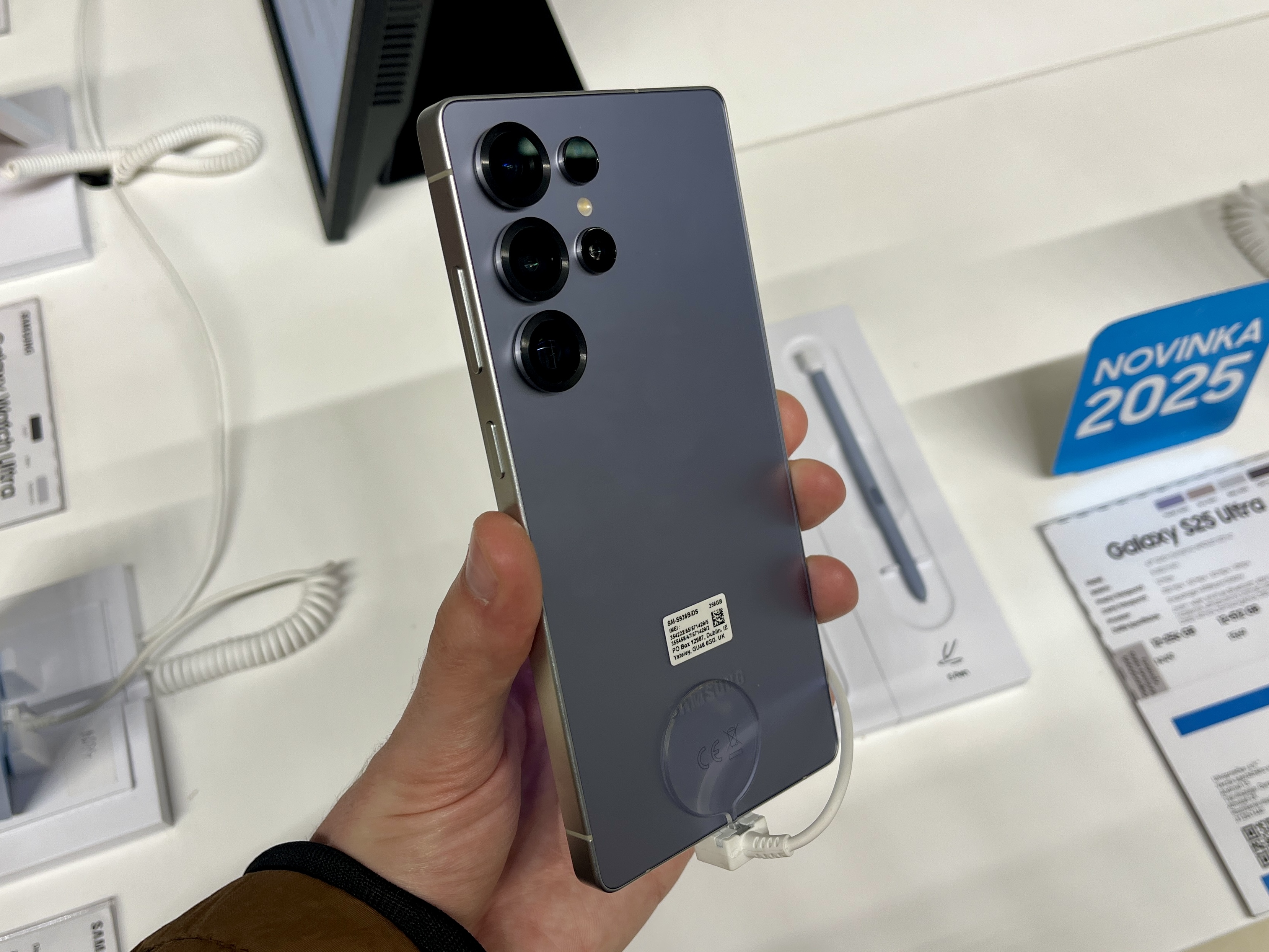 Samsung Galaxy S25 Ultra in Titanium Silver Blue color in Slovakia. لـ اقتصاديات السيليكون وإعادة هيكلة الفئات الرائدة: تفكيك دوافع الارتفاع السعري بين Galaxy S25 FE و S26 FE