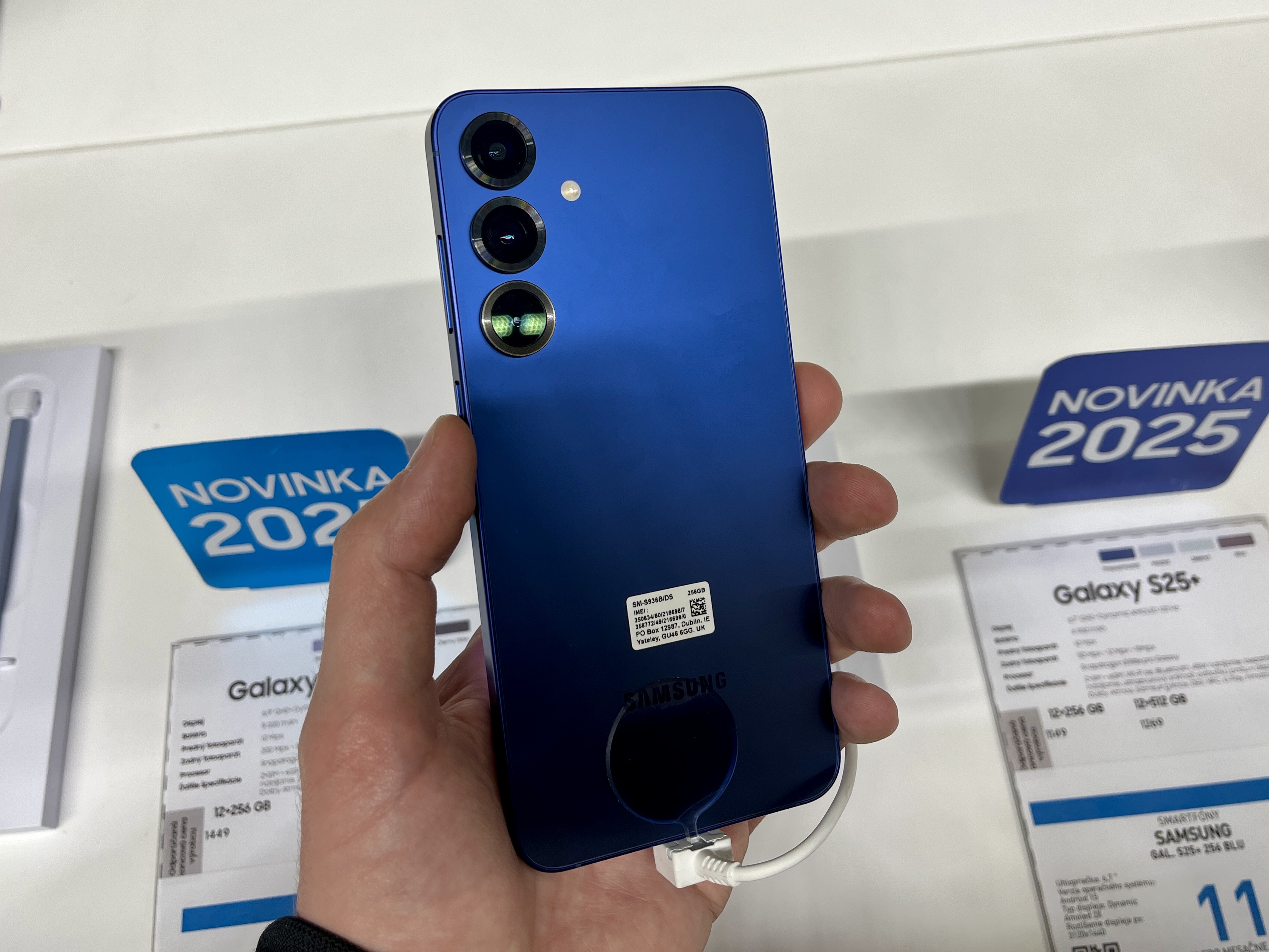 Samsung Galaxy S25+ in Navy color in Slovakia. لـ اقتصاديات السيليكون وإعادة هيكلة الفئات الرائدة: تفكيك دوافع الارتفاع السعري بين Galaxy S25 FE و S26 FE